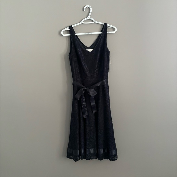 NWT Studio Tahari-Levine Co. Size 6 Navy Lace Dress - Picture 5 of 16